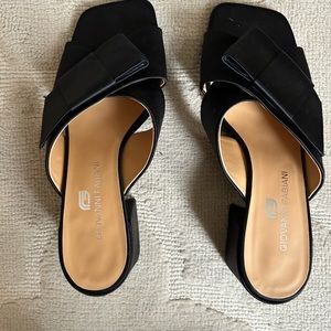 Gorgeous Giovanni Fabiano slip on mules.